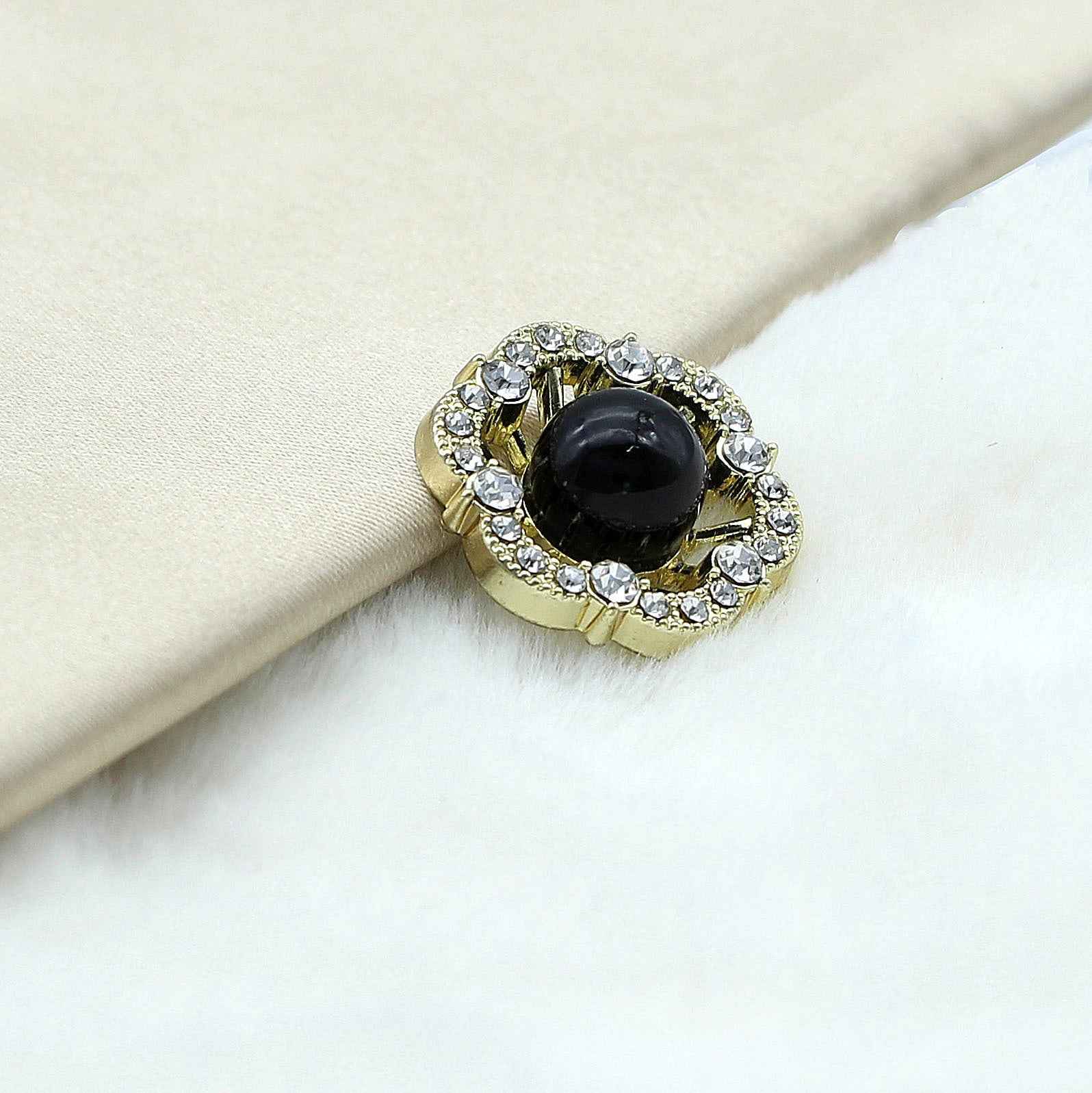 Schmuckknopf mit schwarzer Perlmuttmitte, Strassrand und goldfarbener Fassung