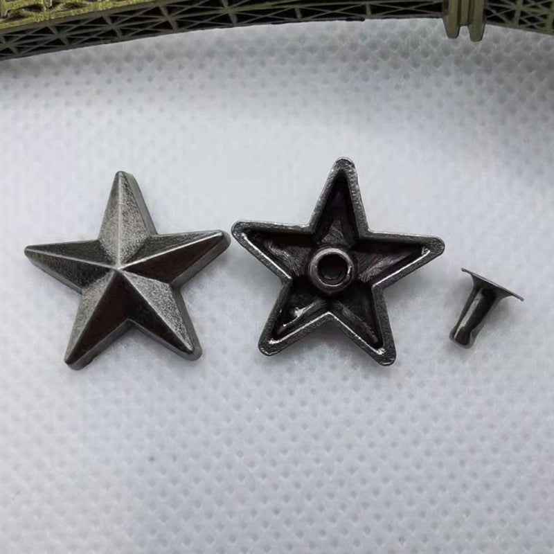 Stern-Studs: silberner und dunkler fünfzackiger Stern mit Loch, plus Metallstift