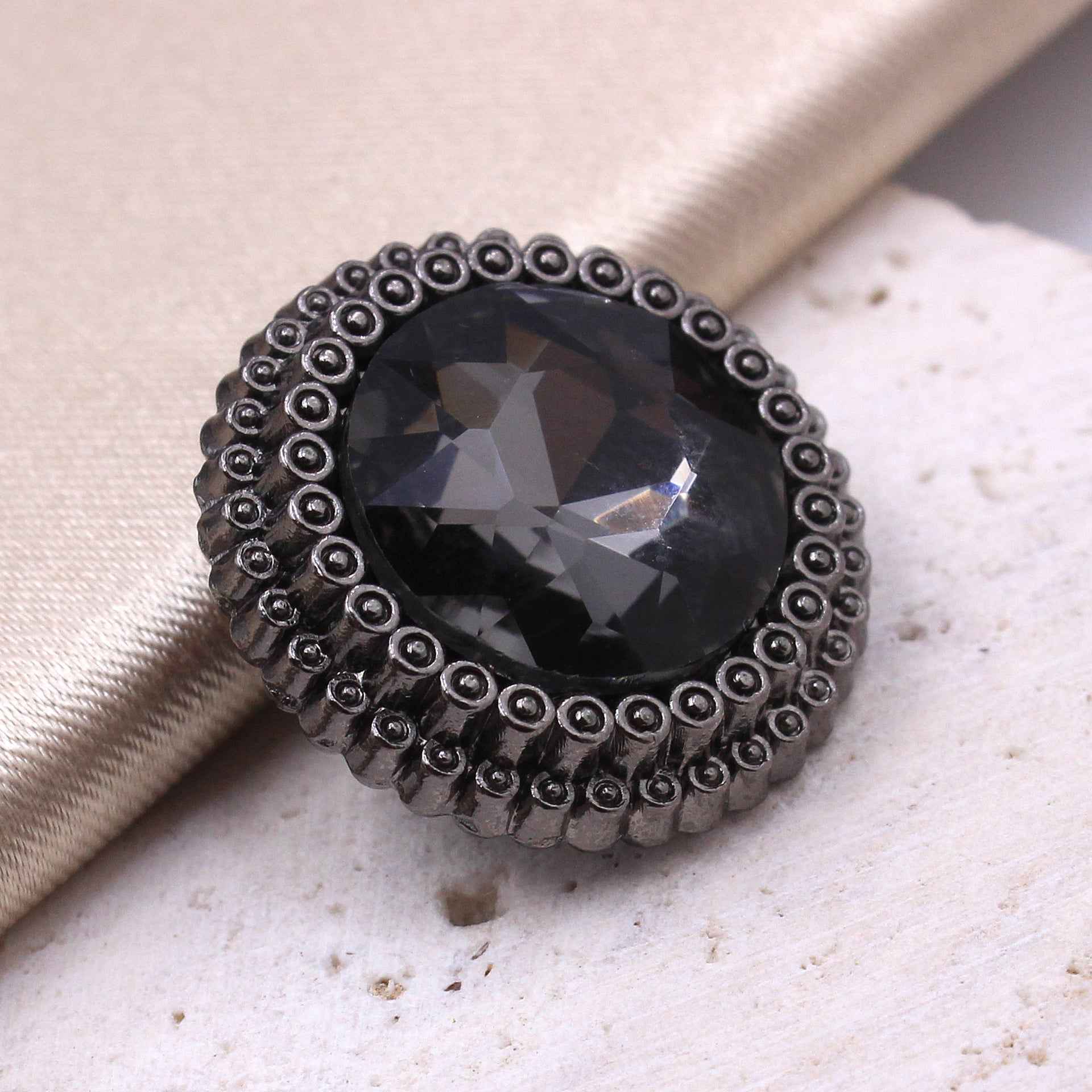 Schwarzer runder Strass-Knopf mit glitzerndem Stein und Perlenrand