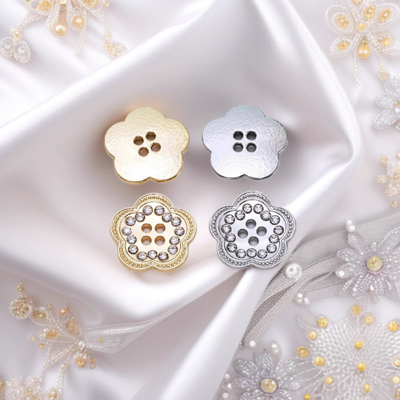4-Loch Zierknöpfe in Gold und Silber mit Strass, blütenförmig