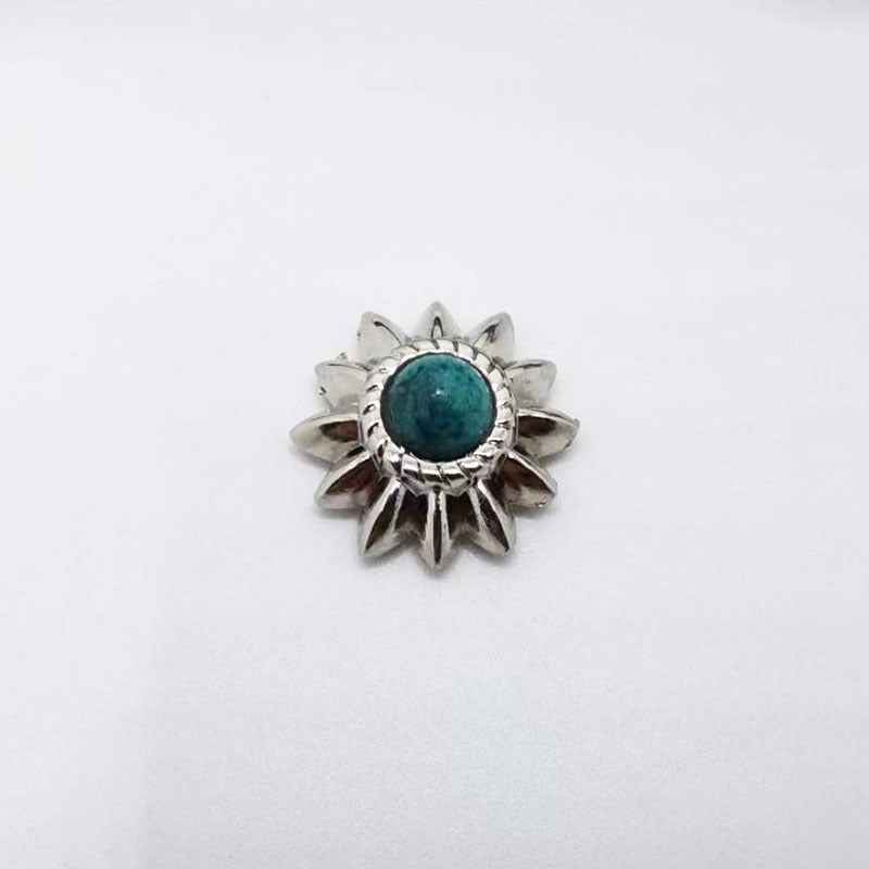 13mm Chrysanthemum-Ohrstecker mit türkisfarbenem Stein und silberner Metallfassung, Schraubverschluss