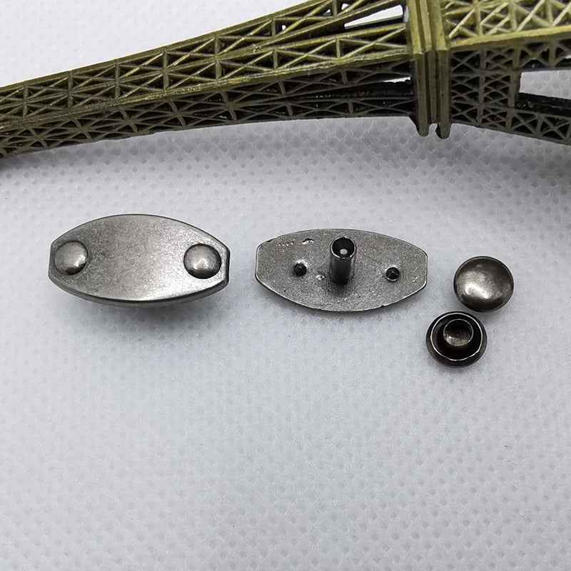 Ovaler Nietknopf mit zwei Kugeln, Innenteil mit Stiel und passende Nietkappe, silber