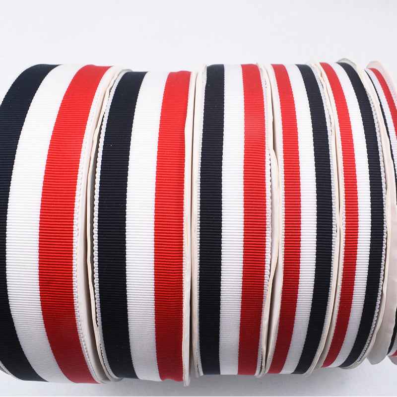 Bobina de cinta para sombrero a rayas rojo, blanco y azul, varias vueltas visibles