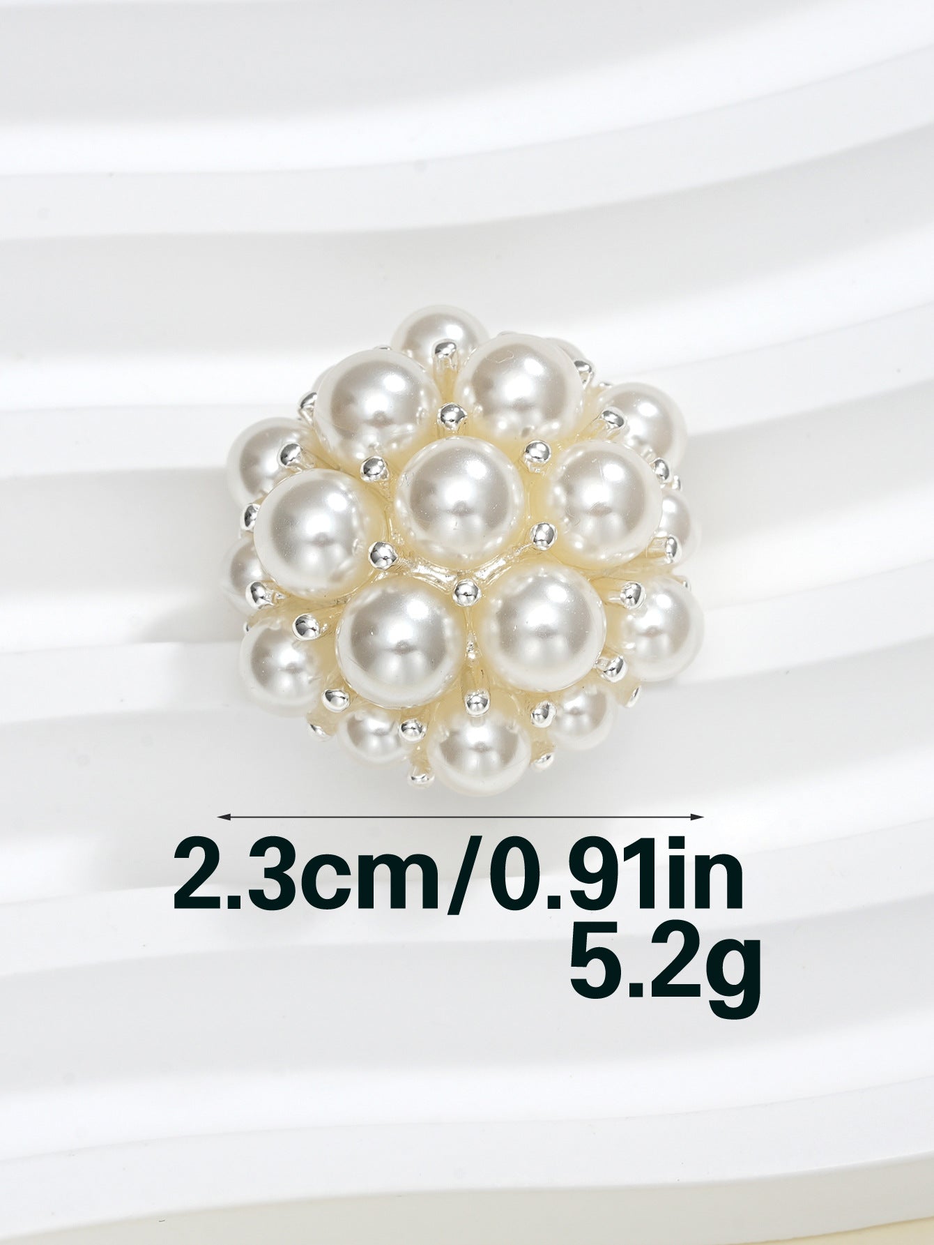 Blumige Zierknöpfe mit 3D Perlen und Strasspunkten, weiß, ca. 2.3 cm