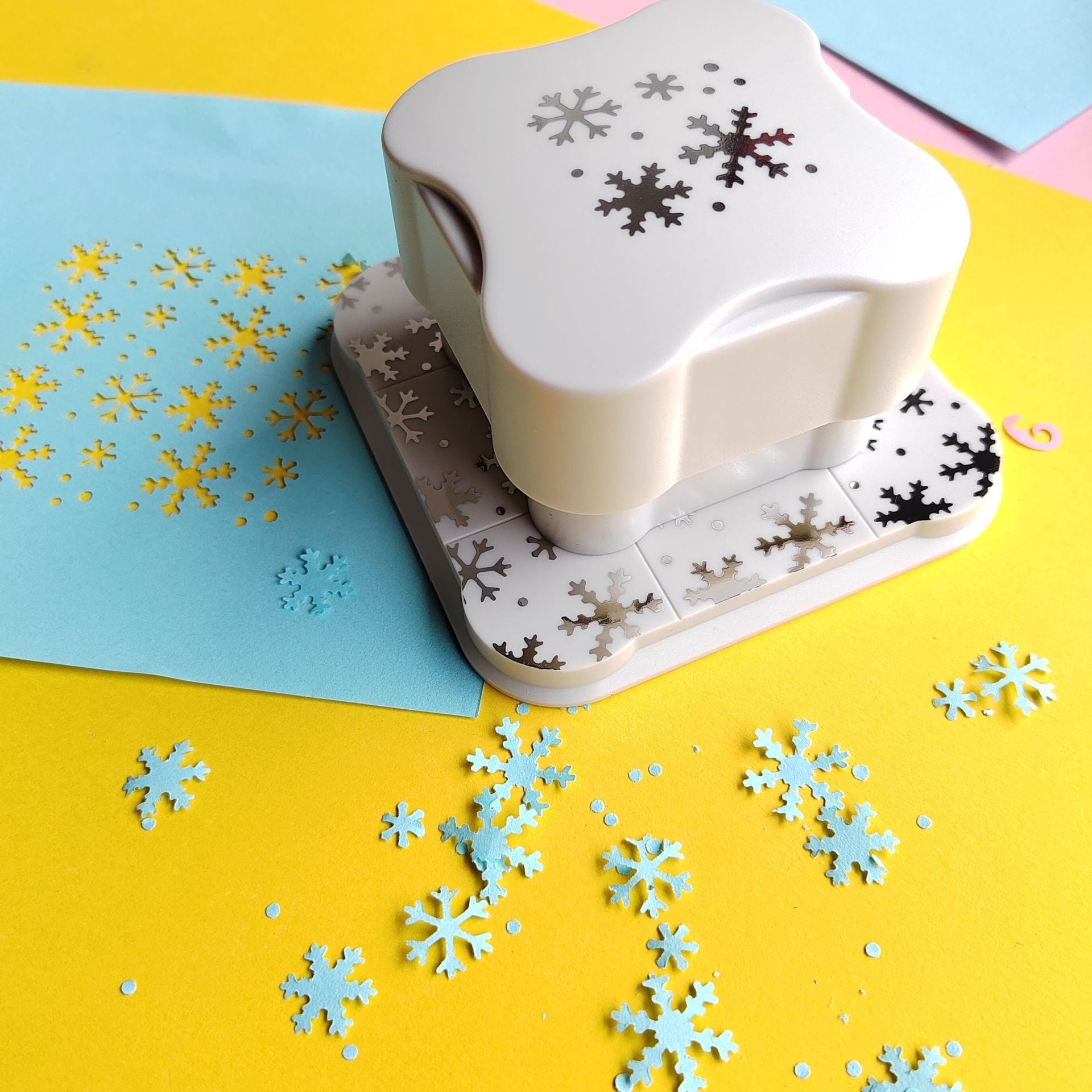 Decorative Edge Punch & Scrapbooking Stencil Cutter for Paper Crafting Snowflake