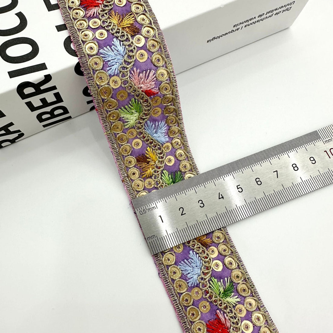 3,5 cm Breite Zierband aus Jacquard, lila mit goldener Stickerei und Blüten