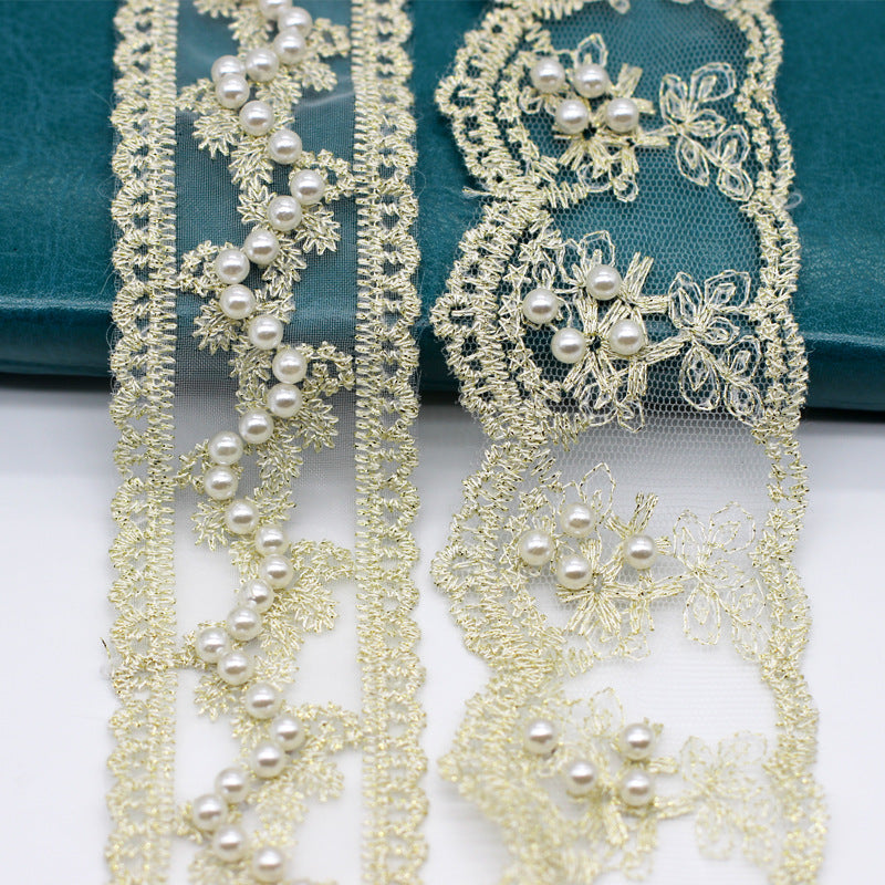 Goldfarbener Organza-Spitzenbandbesatz mit Perlenstickerei und bestickten Blumen