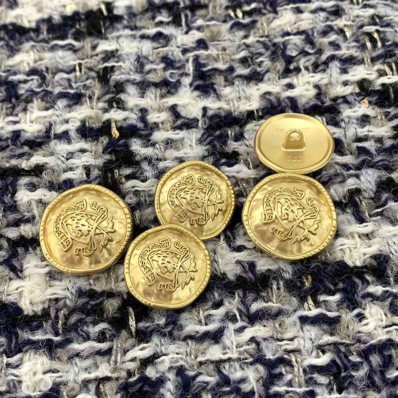 Runde Ziernieten/Knöpfe aus Metall, goldfarbig mit erhabenem Wappenmotiv und Öse.