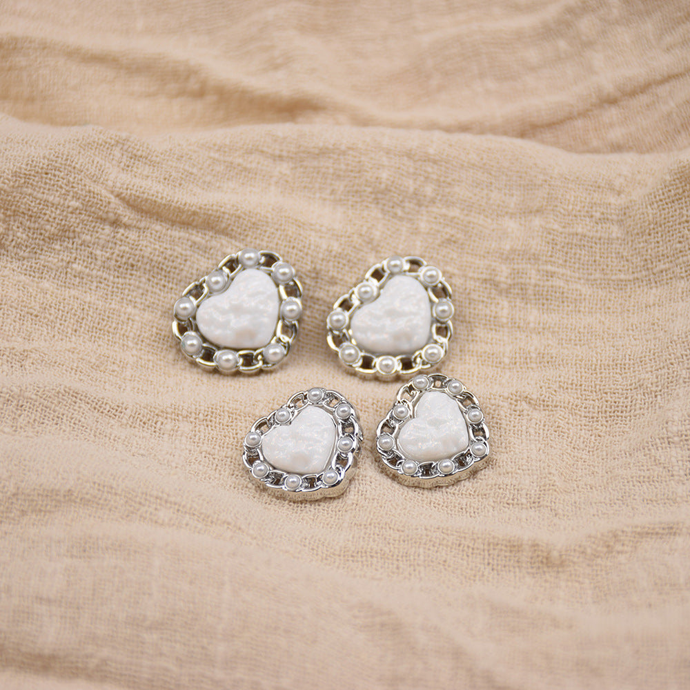 Heart-shaped vintage resin metal buttons, white with pearl trim, silver-tone, 20–23mm