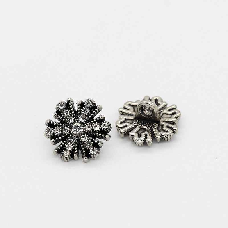 Schneeflocken-Strassknopf, Vorderseite und Rückseite mit Metallstiel und Prägung