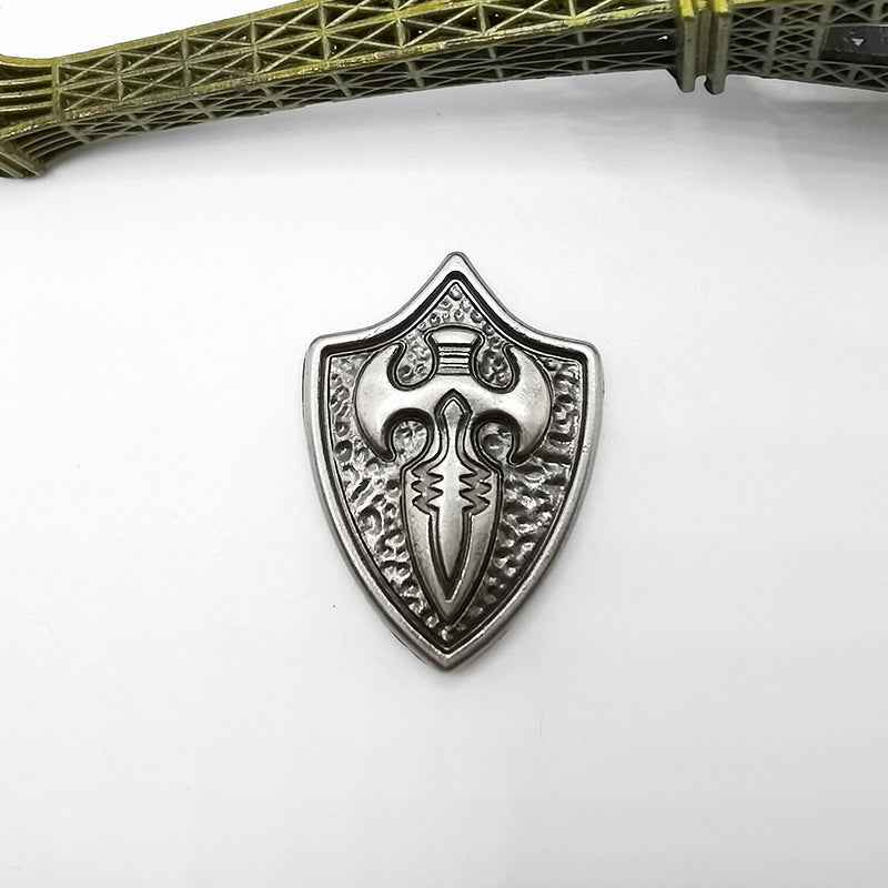 Silberne Shield-Studs mit Kreuzmotiv, Zierplatte und Nietbolzen (2 Stk sichtbar)