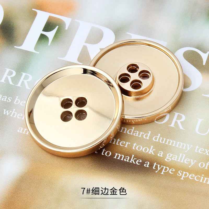 金色镜面四孔金属纽扣，边缘亮光反射，缝制用