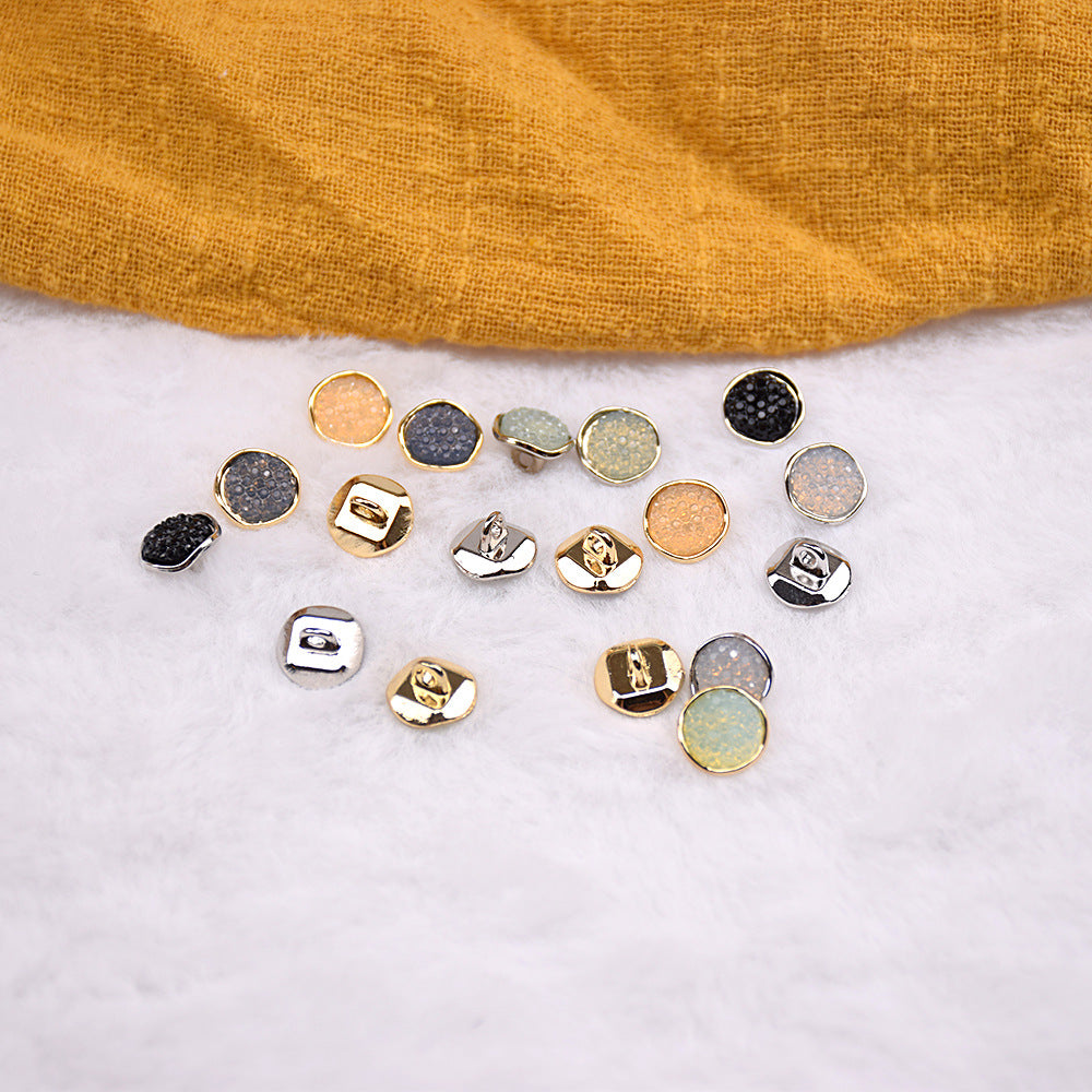 10-mm Resin-Metallknöpfe, mehrere Farben; Vorder- und Rückseiten mit Metallöhrchen