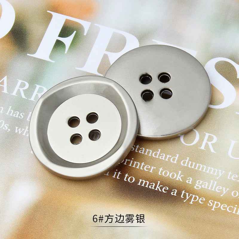 浅银色圆形四孔金属纽扣，哑光表面，缝制用