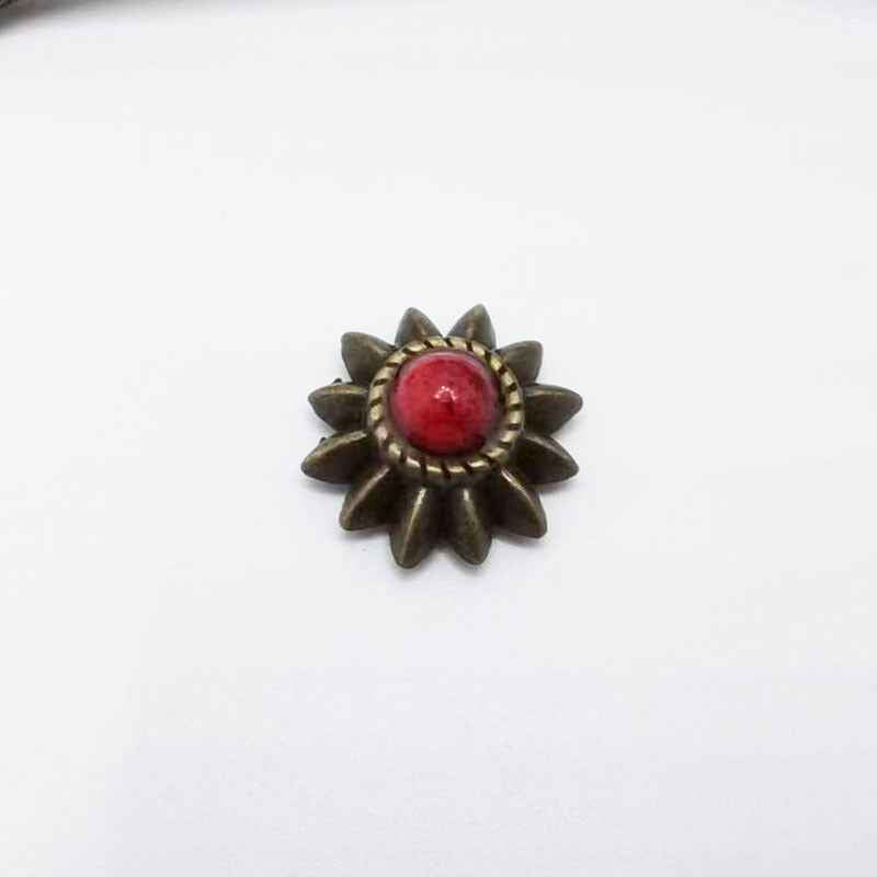 13mm Chrysanthemum-Ohrstecker mit rotem Stein in bronzefarbener Fassung