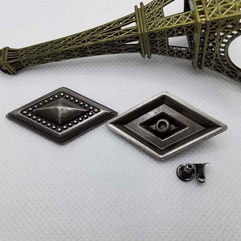 Quadratische Zierniete mit Diamant-Einsatz und passender Unterseite, silber