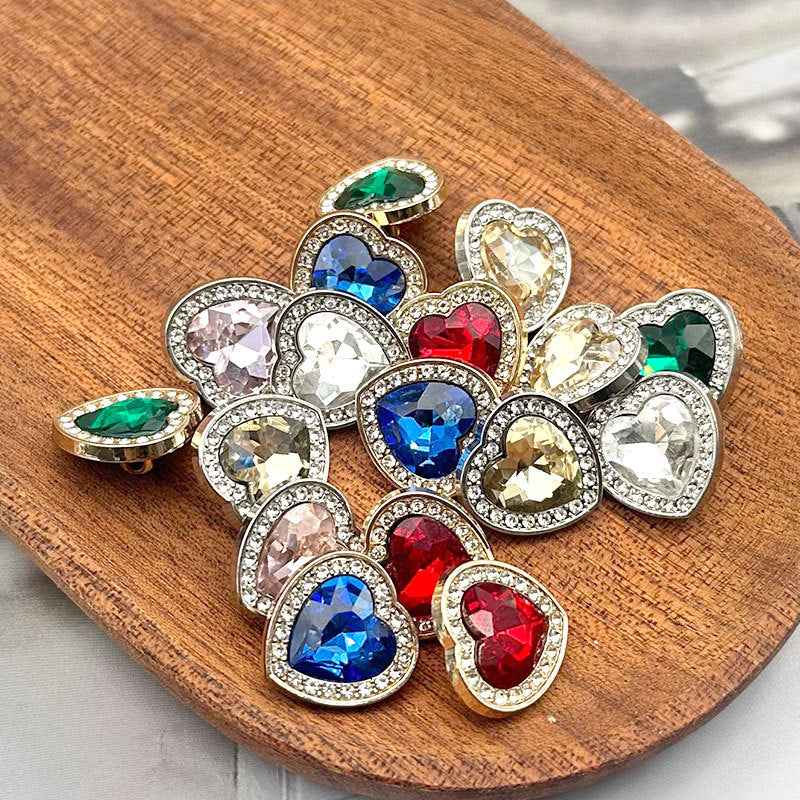 Herzförmige Metall-Knöpfe mit blauem Strass, silberner Umrandung, 10er Set