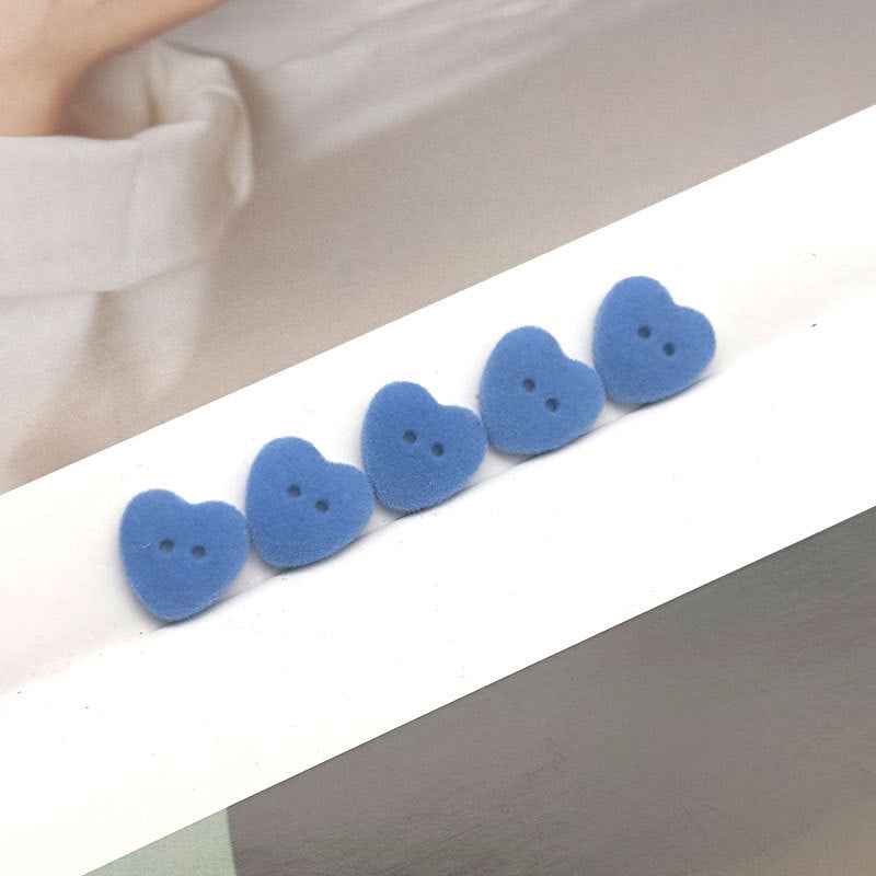 Heart-shaped 2-hole velvet resin buttons, blue (55-pack)