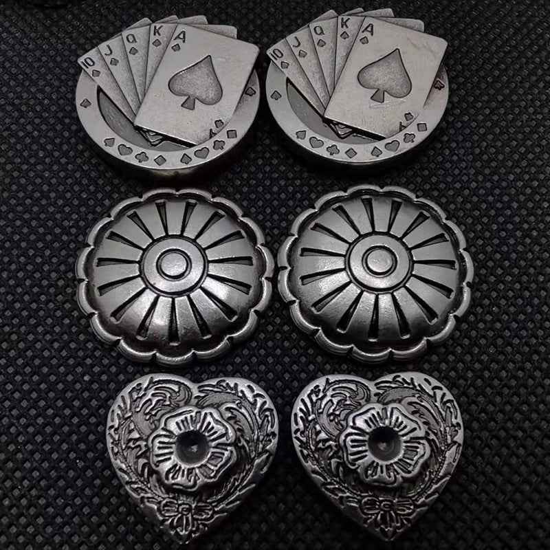 Herz- und Blütennieten sowie Pokerkarten-Design, silberfarbene Metall-Ziernieten (Vorderseite)