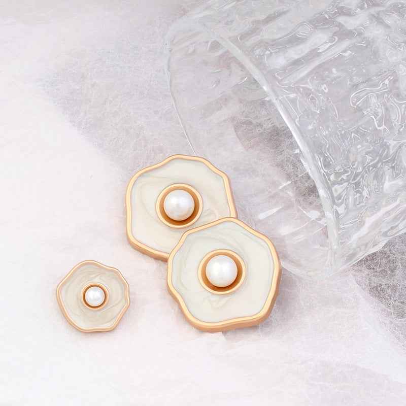White pearl effect shank buttons, gold-tone scalloped edges; 18–30mm set