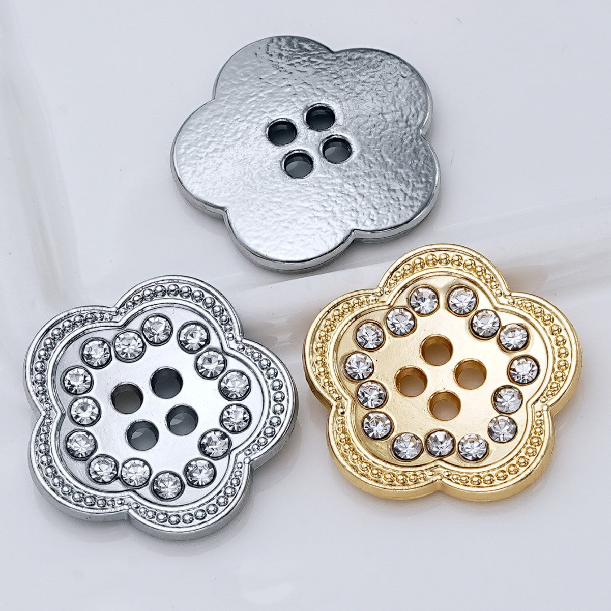 Silberne und goldfarbene 4-Loch Strassknöpfe plus glatter Blütenknopf, 20 mm
