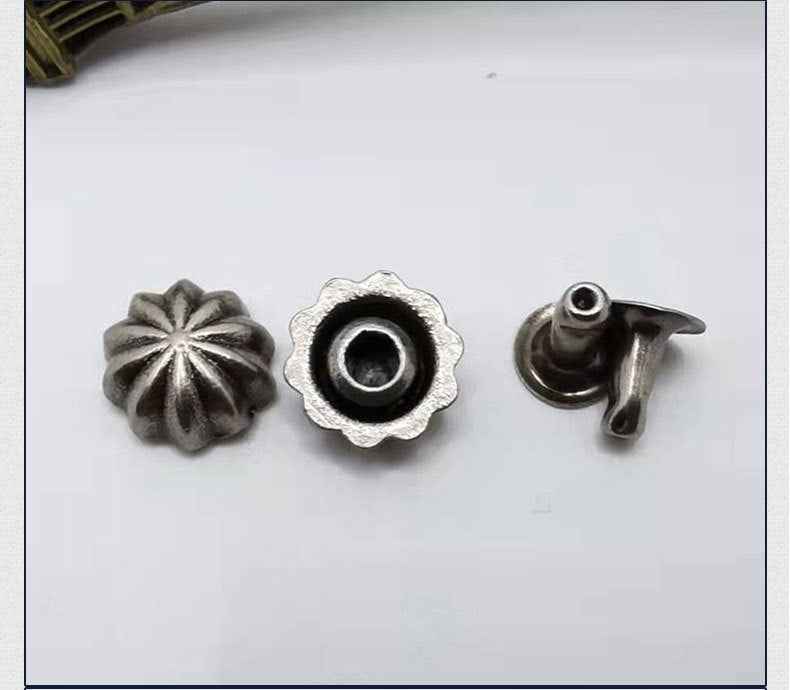 Kürbis-Stud, Zier-Rosette mit Loch-Einsatz und Nieten-Rückseite mit Stift