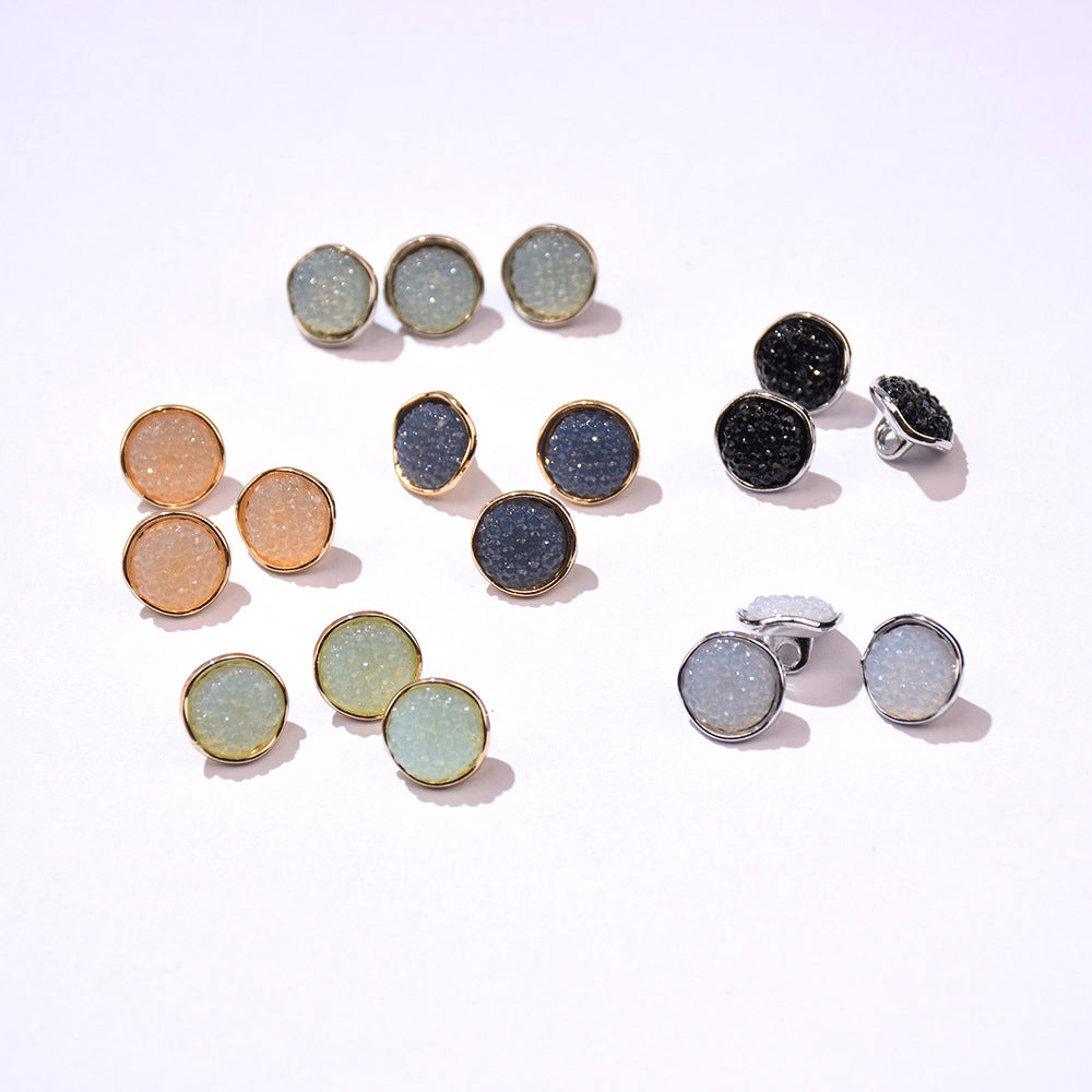 Set aus 10-mm Resin-Metallknöpfen: viele Farben, Front- und Rückansichten im Mix