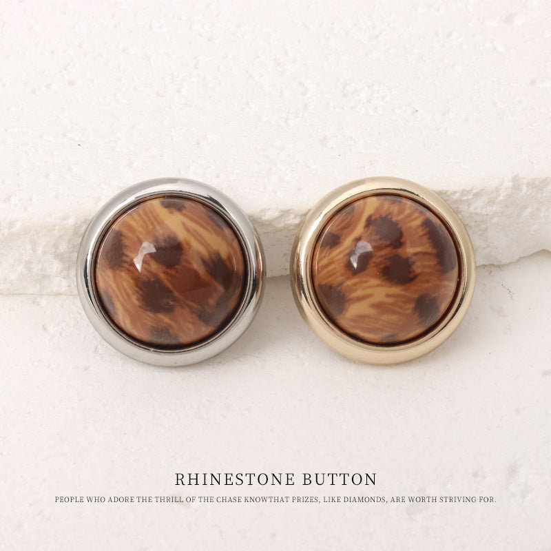 2x Leopard-Print Resin-Knopf, braune Optik, silber- und goldfarbene Metallfassung