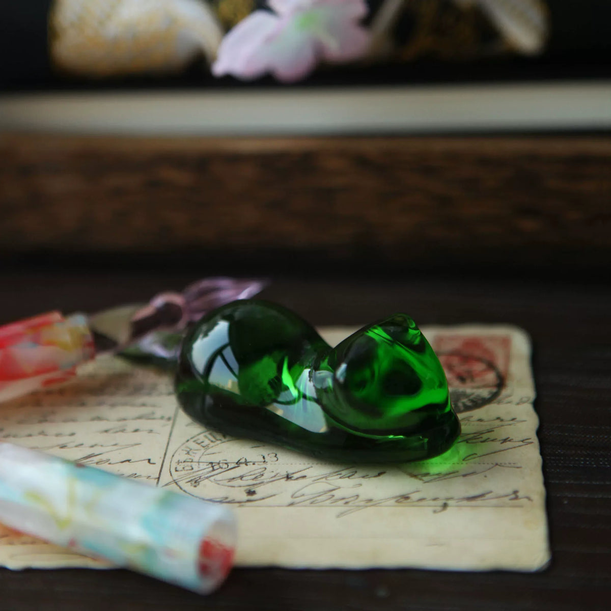 Cat Glass Pen Rest & Crystal Paperweight – Handcrafted Kitten Pen Holder for Glass Pens & Dip Pens, 95×35×30mm Green