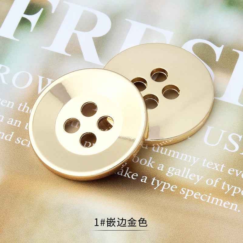金色圆形四孔金属纽扣，光滑表面，边缘包金细节