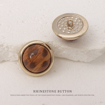 Leopard-Print Resin-Knopf, braune Optik, silberfarbener Metallrand, Schaftknopf