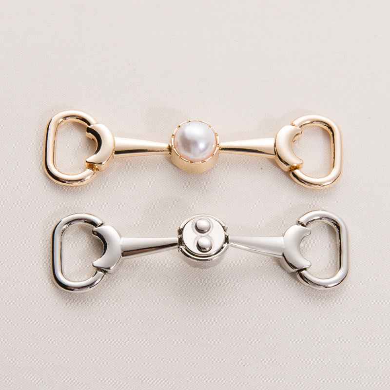 Pearl decorative shoe buckle chain with heart-loop ends in gold and silver tones
