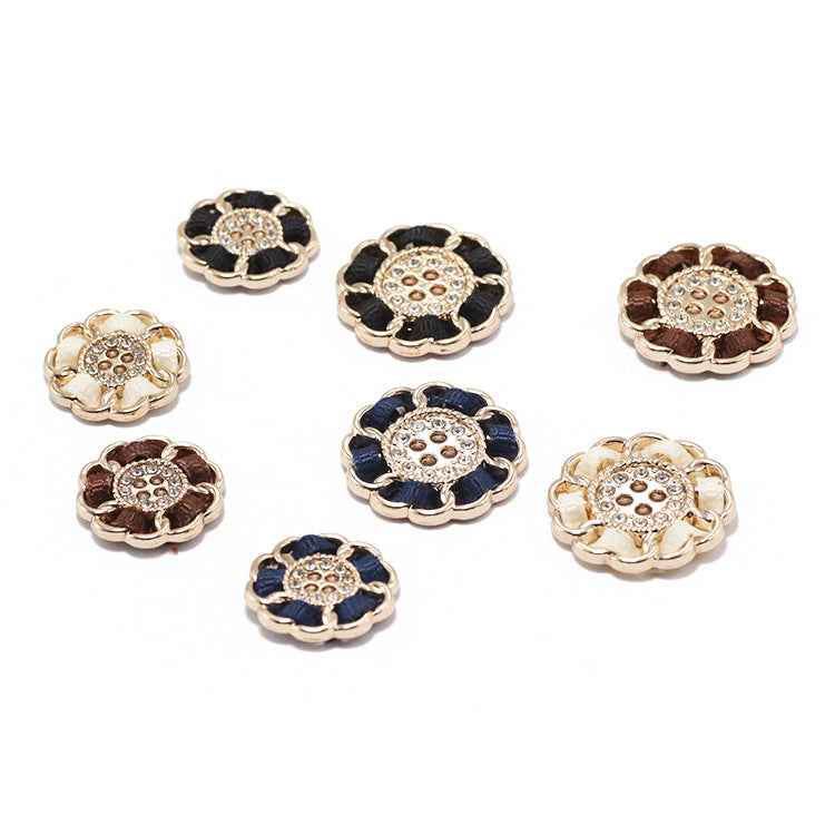 Set Blumen-4-Loch Metallknöpfe, verschiedene Farben: schwarz, braun, navy, beige.