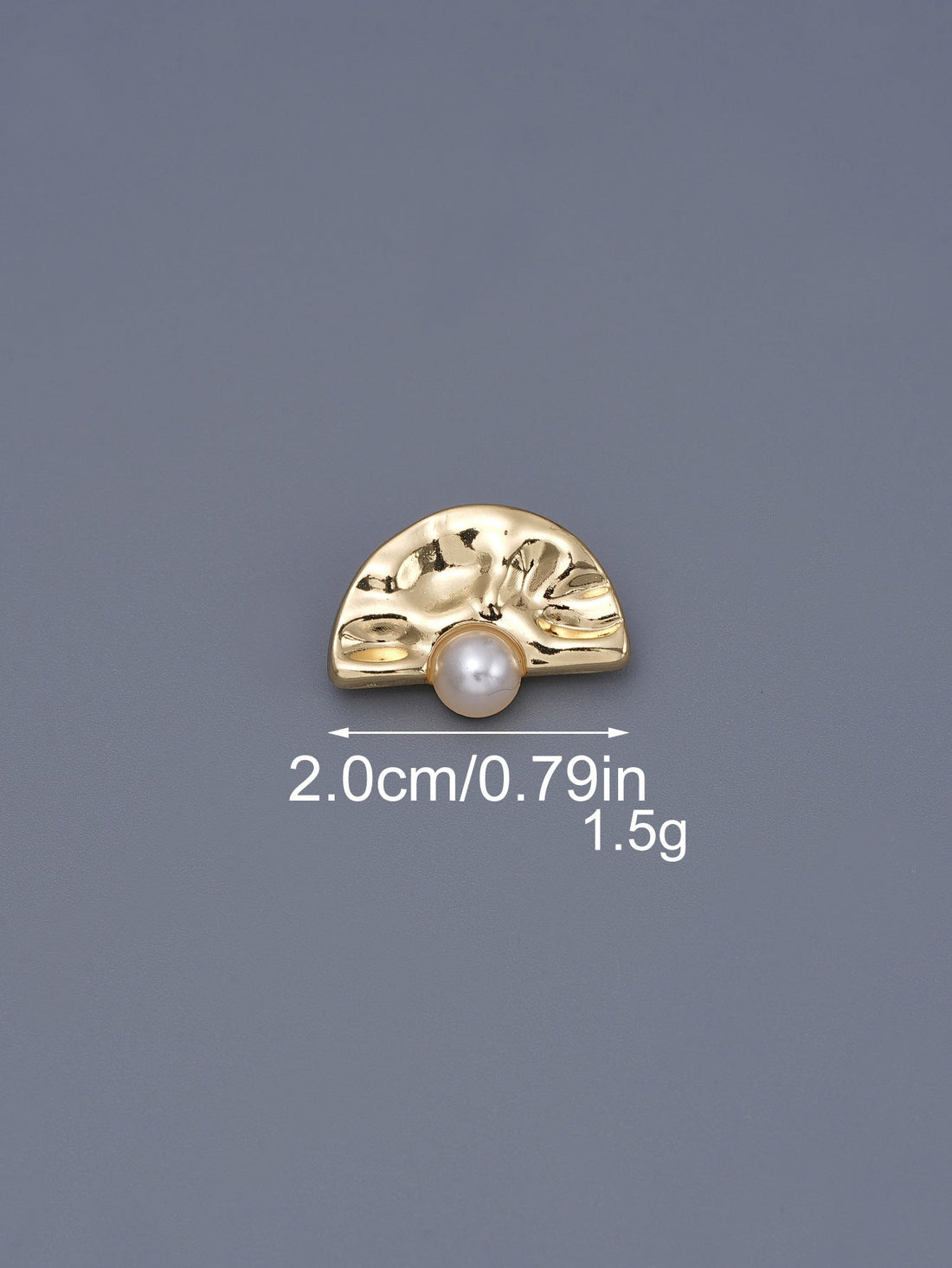 Silberner Halbkreis-Knopf mit gehämmerter Metalloberfläche und Perle, ca. 2 cm