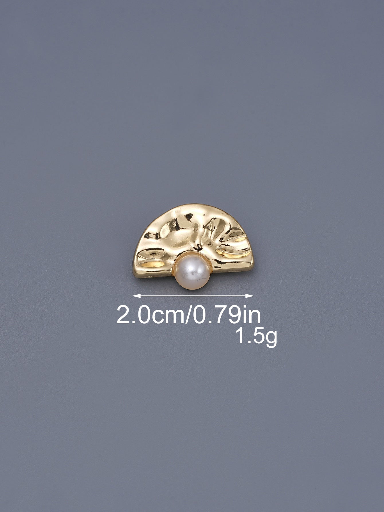 Goldener Halbkreis-Knopf mit gehämmerter Metalloberfläche und Perle, ca. 2 cm