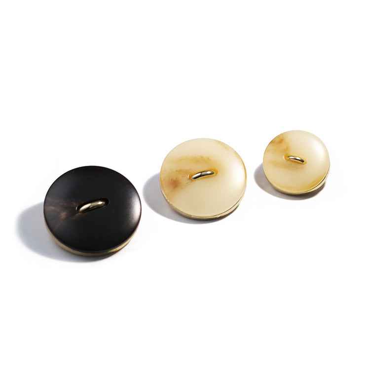 Set aus schwarzen und beigen runden Harzknöpfen mit goldfarbener Öse und Stiel