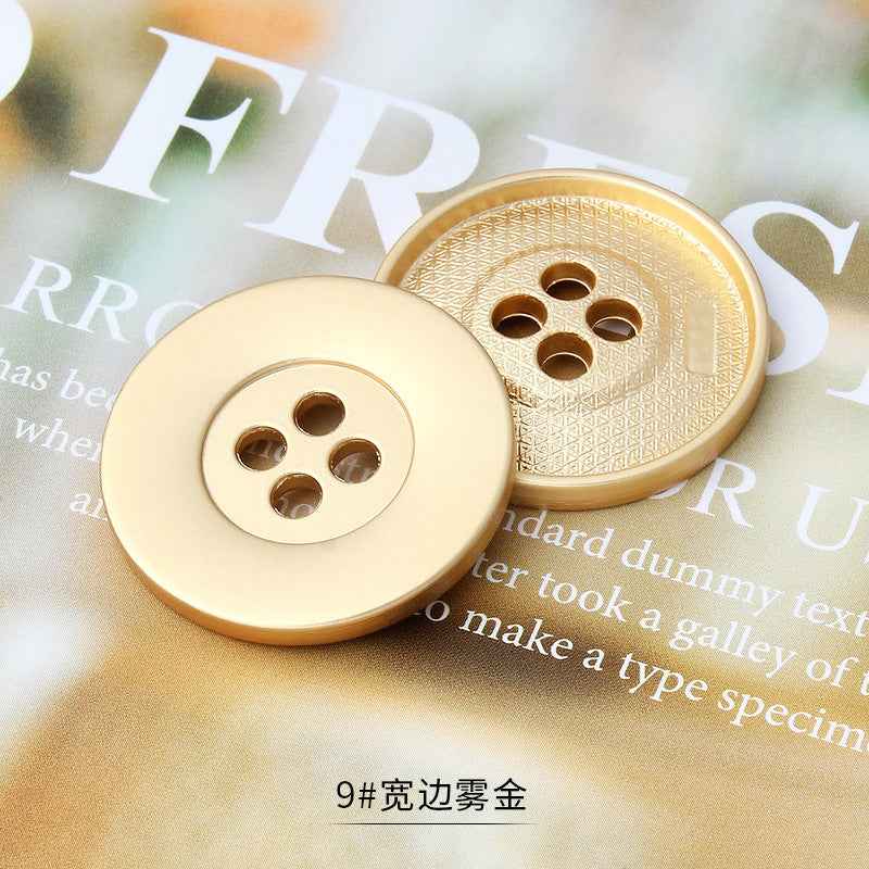 金色圆形四孔金属纽扣，表面细纹纹理，缝制用