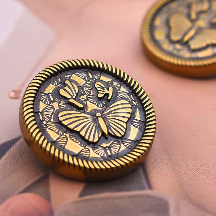 Runde goldfarbene Metallknöpfe mit 3D-Schmetterling-Relief, Vintage-Stil