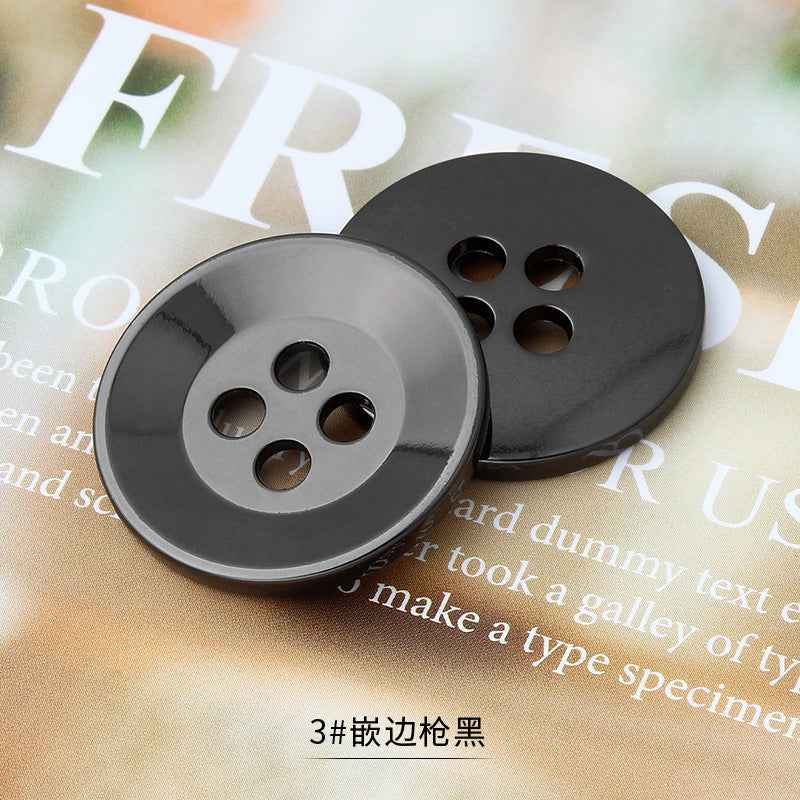 深色圆形四孔金属纽扣，哑光外观，缝制用