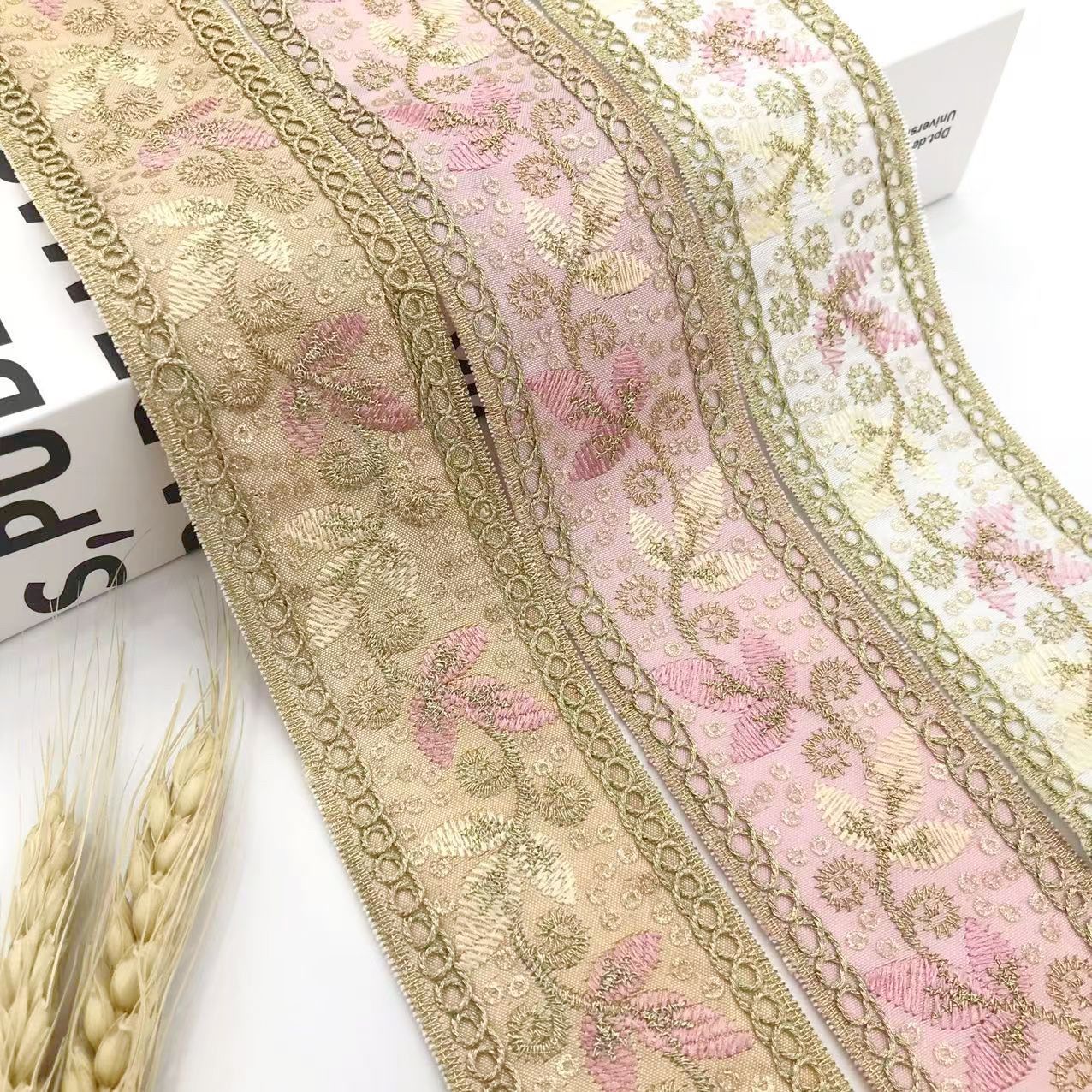 4,5 cm goldene Blatt- & Paillettenstickerei-Borte mit schmalem Kordelband