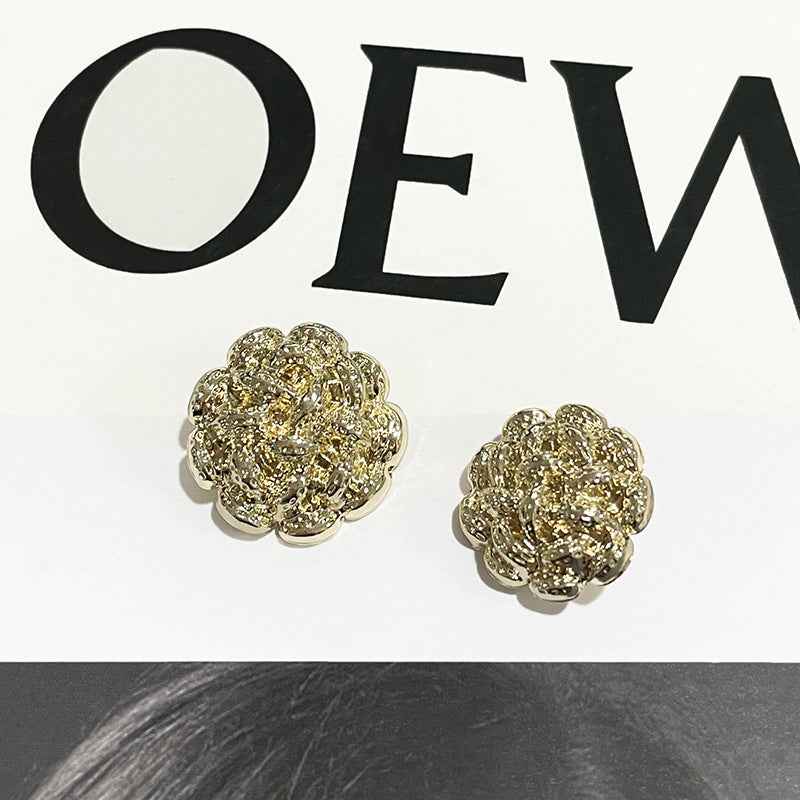 Golden spiral flower metal shank button, gold color, 2-piece close-up