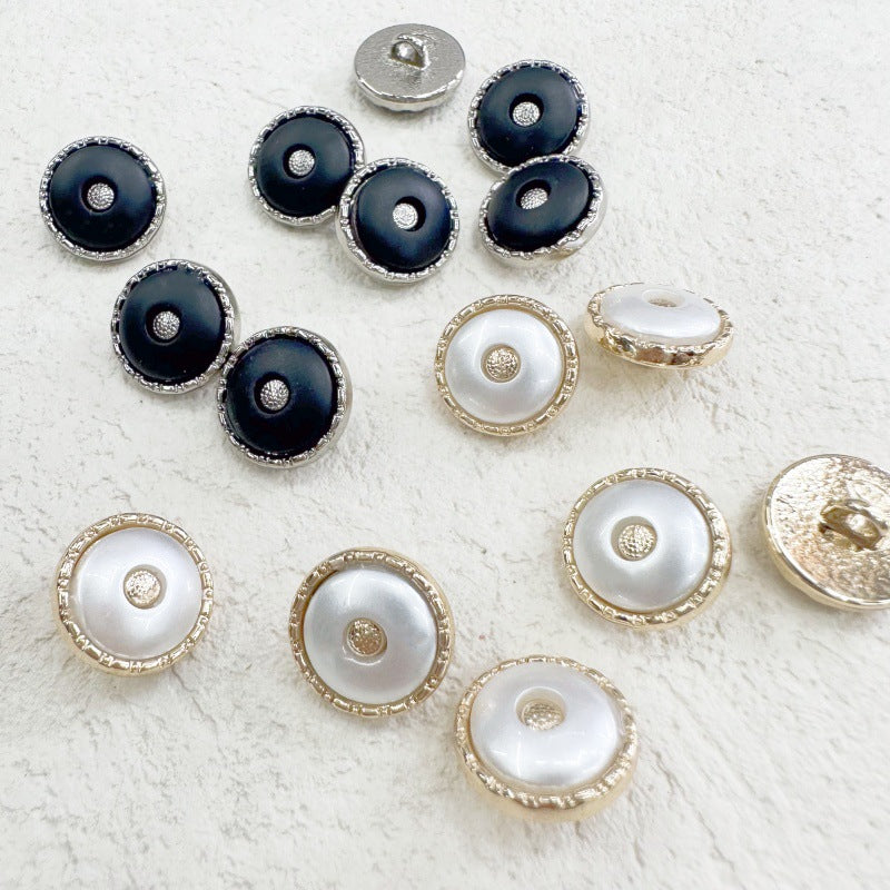 Runde Resin-Knöpfe gemischt, teils Vorder- teils Rückansicht: weiß/Gold und schwarz/Silber