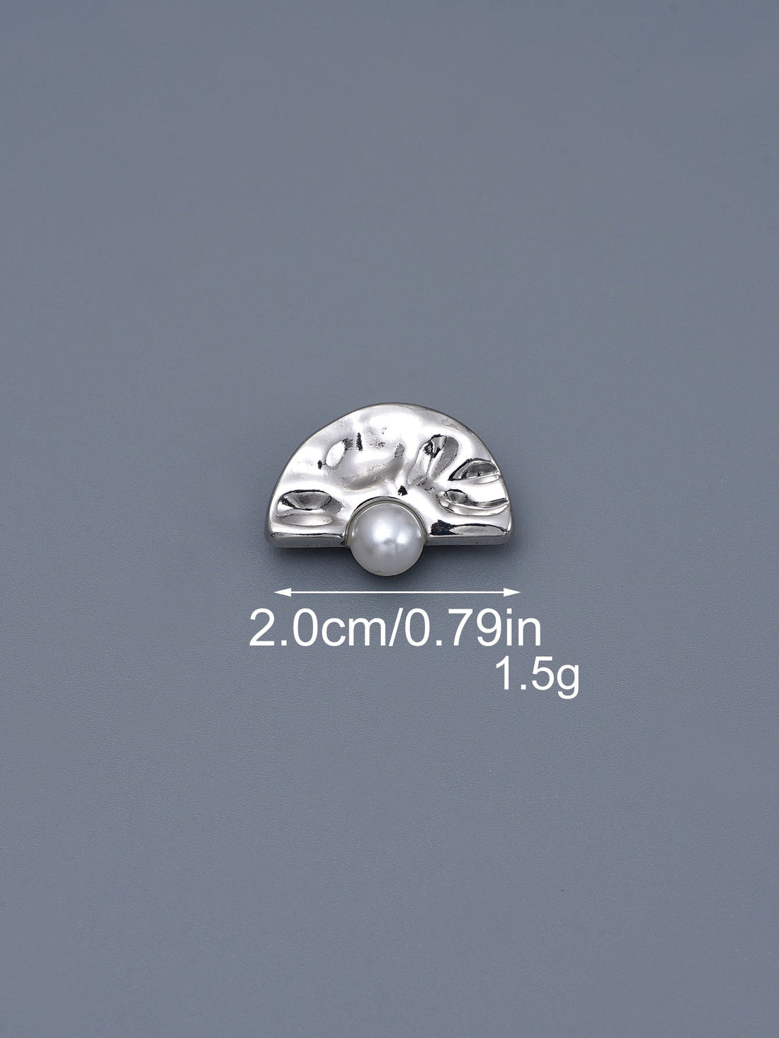 Silberner Halbkreis-Knopf mit gehämmerter Metalloberfläche und Perle, ca. 2 cm