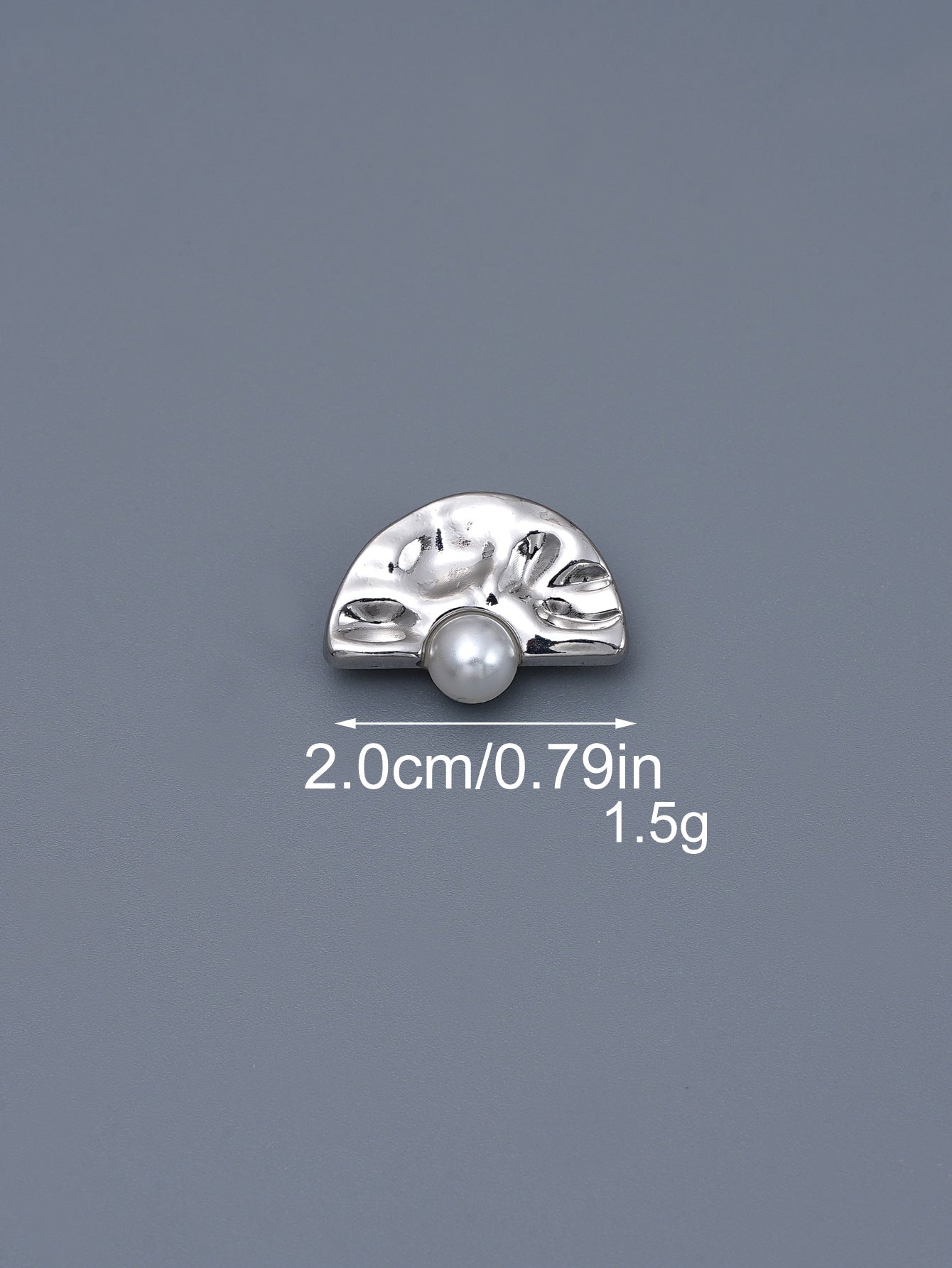 Silberner Halbkreis-Knopf mit gehämmerter Metalloberfläche und Perle, ca. 2 cm
