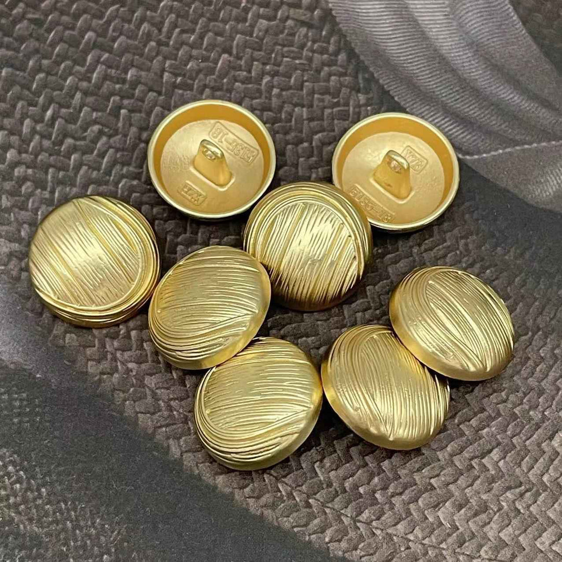 Matte gold mushroom-shaped shank buttons, ridged round fronts (30 pcs)