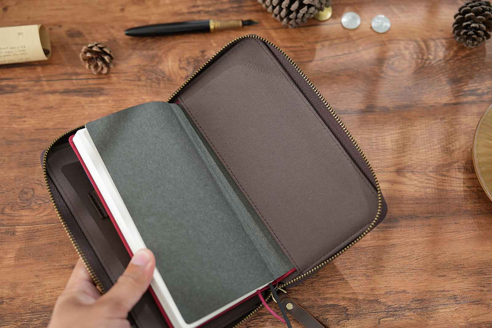 Leather Weeks Cover with Zipper – Pen Organizer & Notebook Sleeve