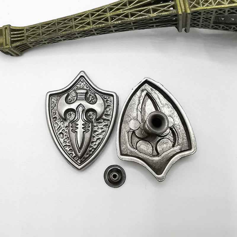 Silberne Shield-Studs mit Kreuzmotiv, Zierplatte und Nietbolzen (2 Stk sichtbar)