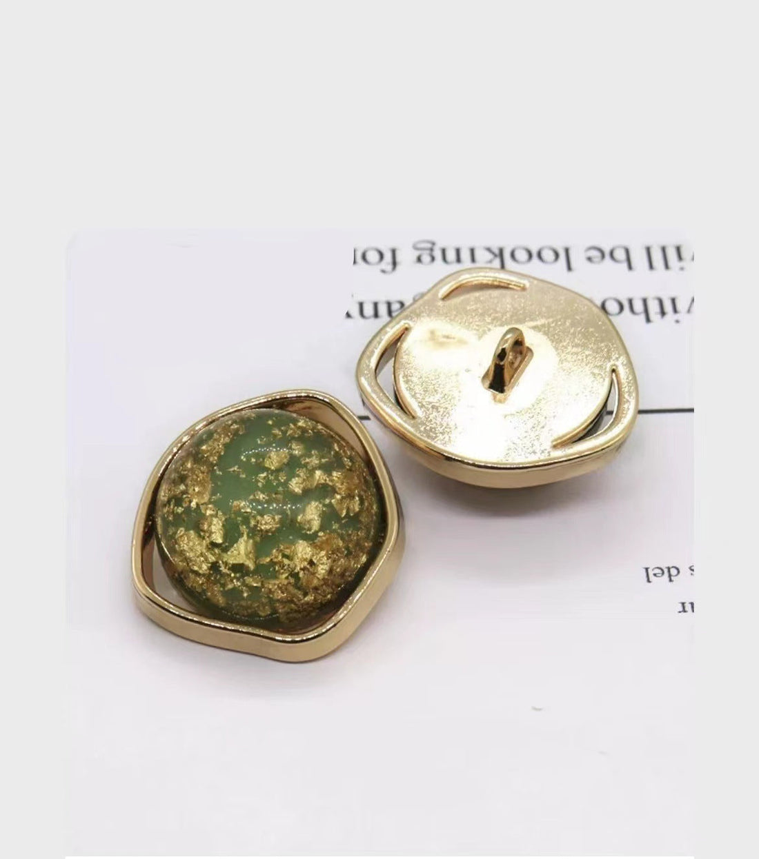Gelbe Naturmuschel-Knöpfe mit goldfarbenem Metall-Schaft, unregelmäßige Form