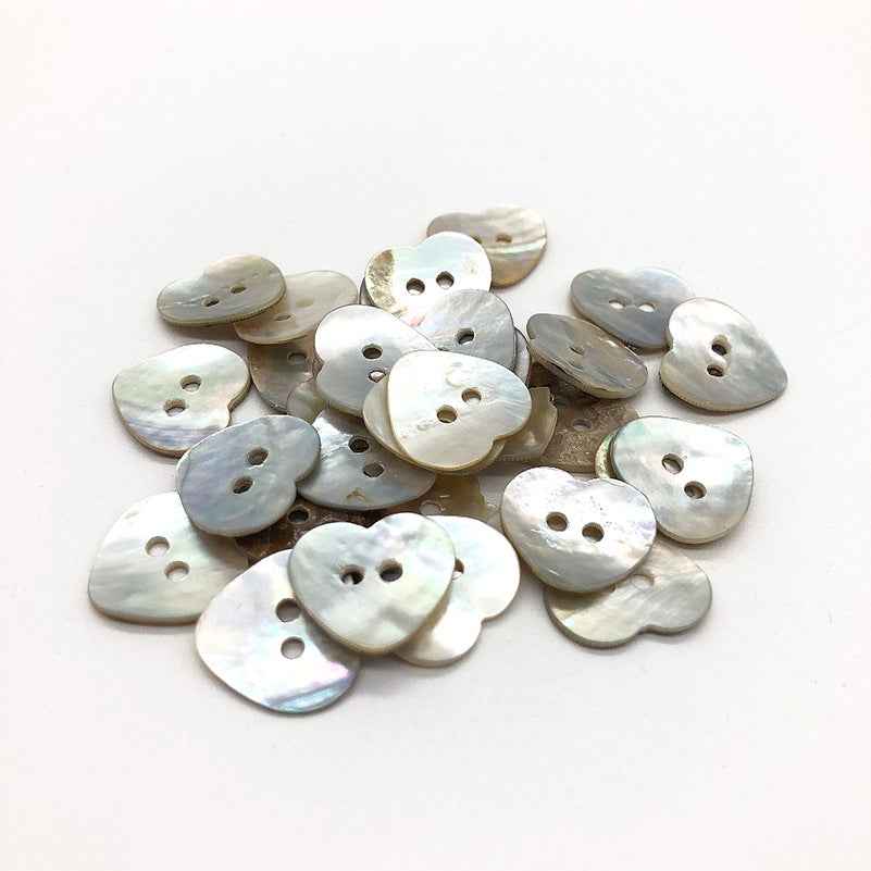 Boutons nacre en forme de cœur, lot 30, blanc/bleu clair, 2 trous