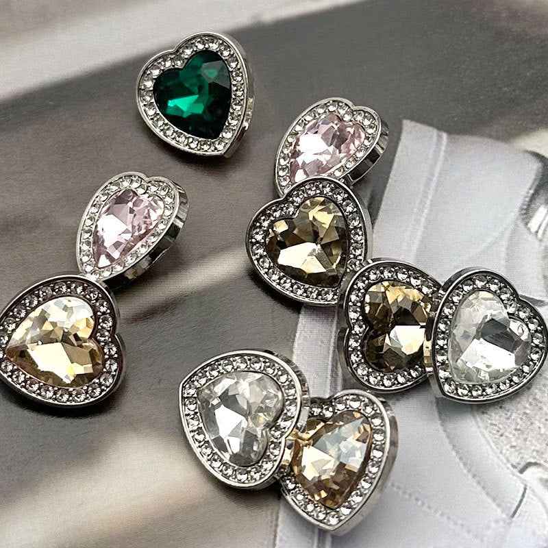Herzförmige Knöpfe mit grünem, rosafarbenem und goldfarbenem Strass, silberner Fassung